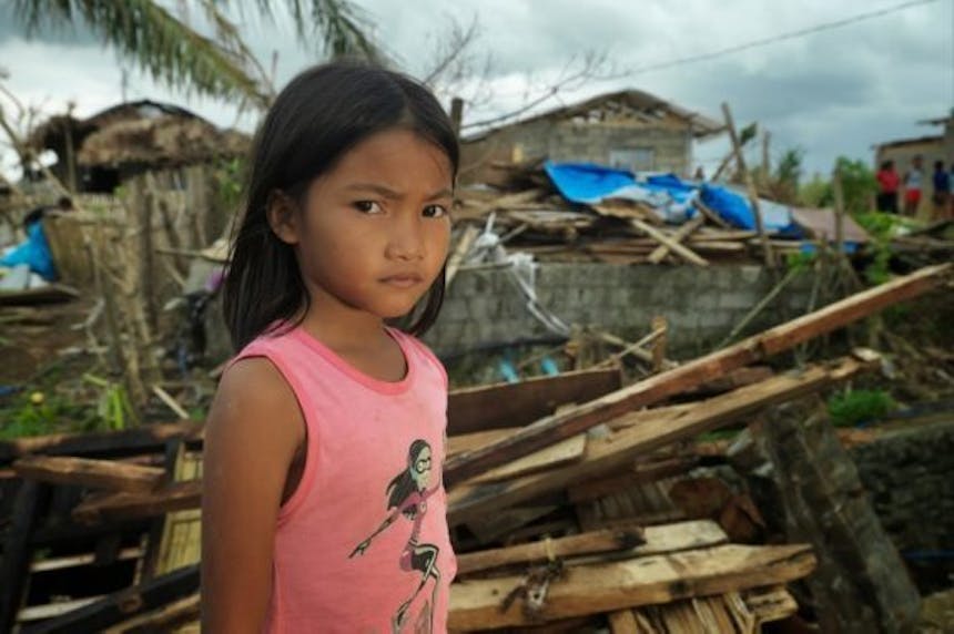 Een kind waarvan de familie hun huis verloor door Haiyan Typhoon