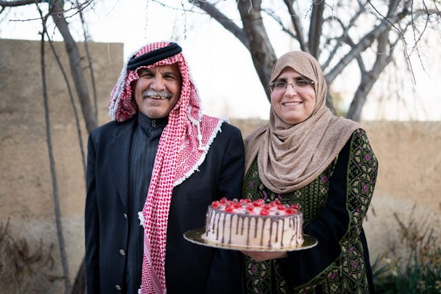 Jordaanse vrouw Fasayel met een taart en haar man