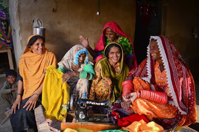 Vijf vrouwen in Pakistan die samen een onderneming gestart zijn