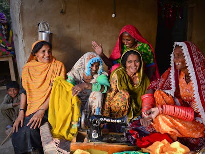 Vijf vrouwen in Pakistan die samen een onderneming gestart zijn