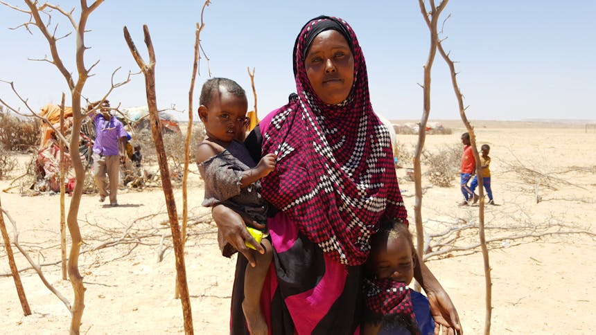 Een Somalische vrouw met haar kinderen