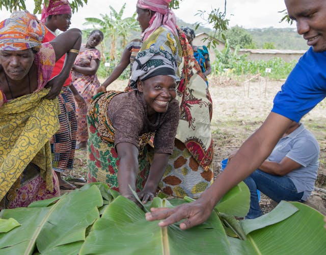 vrouwen uit Tanzania aan het werk