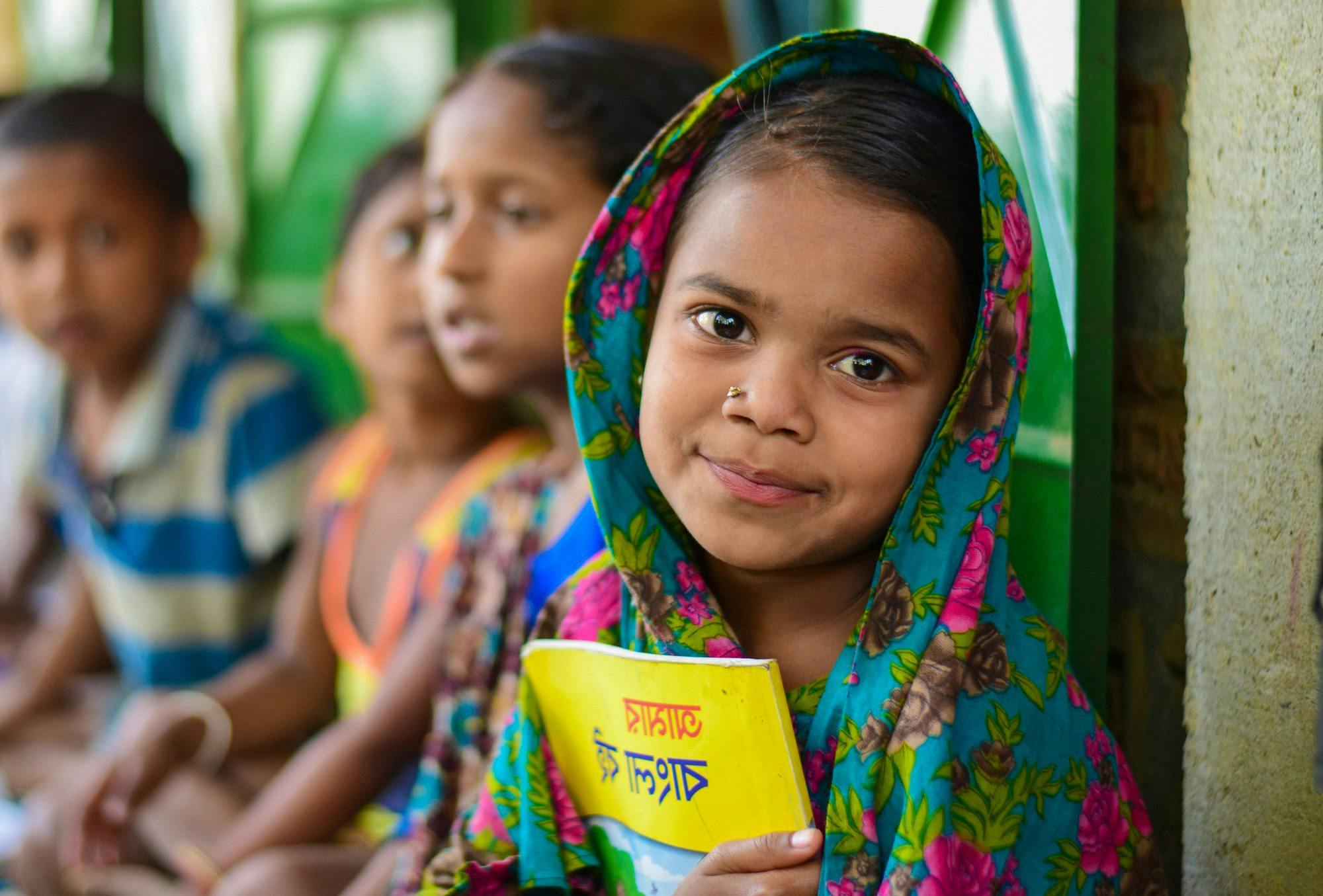 Meisje uit Bangladesh met een schriftje