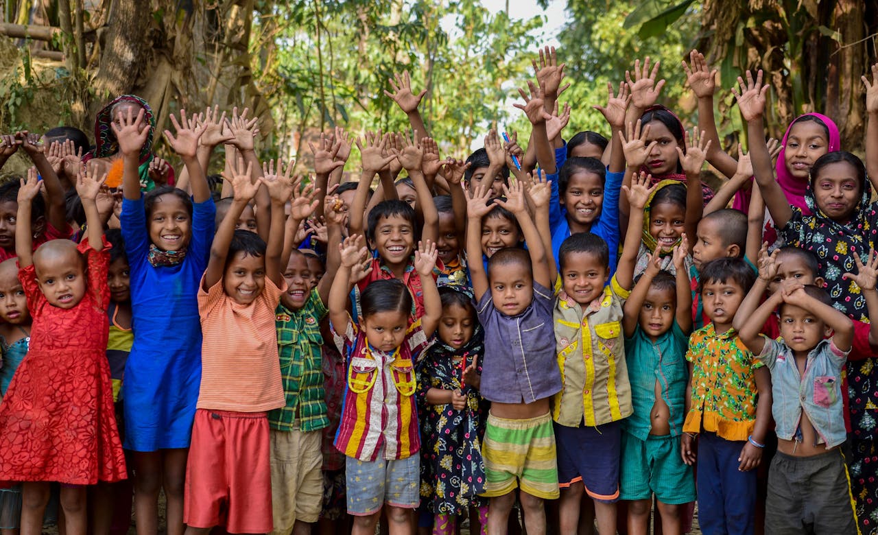 groep met kinderen uit Bangladesh juichend