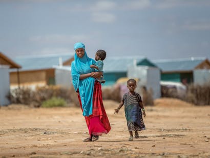 Ontheemde Somalische vrouw met kinderen in noodopvang