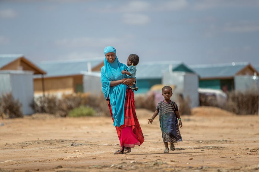 Ontheemde Somalische vrouw met kinderen in noodopvang