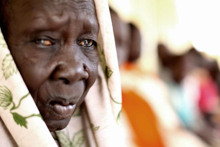 Soedanese vrouw kijkt bezorgd en ernstig van dichtbij in de camera