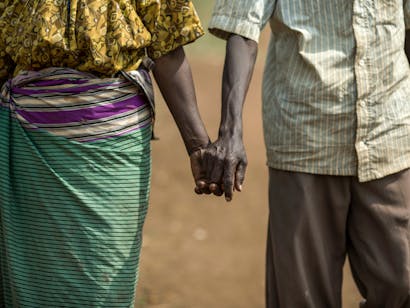 Efulazia Ticindimunda en haar man Kato Peter uit Oeganda houden handen vast