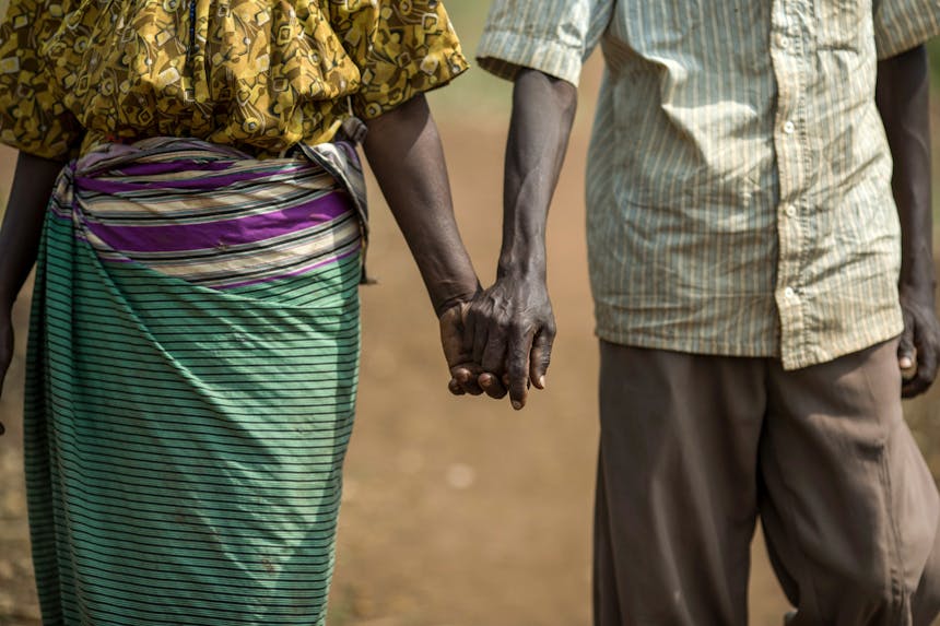 Efulazia Ticindimunda en haar man Kato Peter uit Oeganda houden handen vast