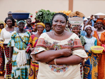 Jeanne Sekongo uit de ivoorkust met op de achtergrond meer vrouwen