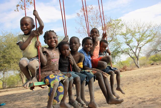 Kinderen uit Mozambique op een grote schommel