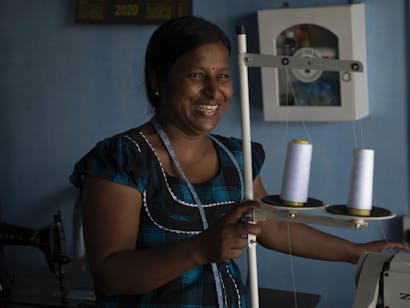 Arudselvi uit Sri Lanka bij haar naaimachine