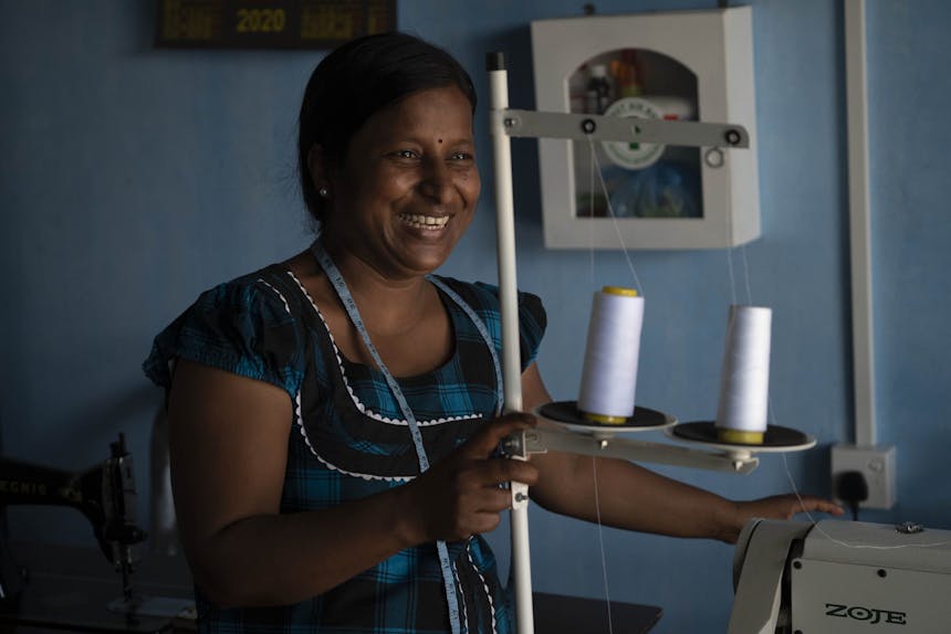 Arudselvi uit Sri Lanka bij haar naaimachine