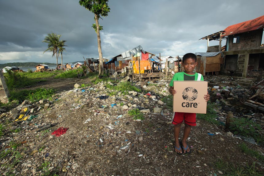 Filipijns jongetje met CARE pakket