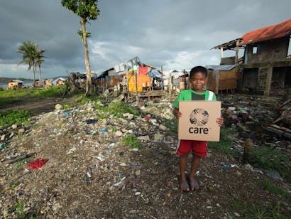Filipijns jongetje met CARE pakket