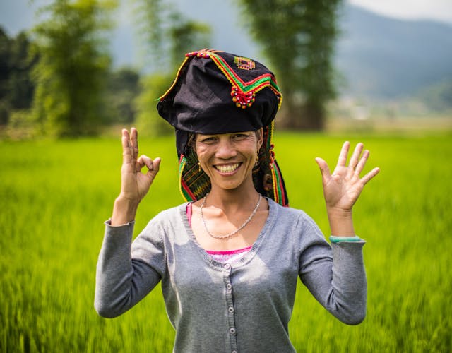 Vrouw in rijstveld in Vietnam