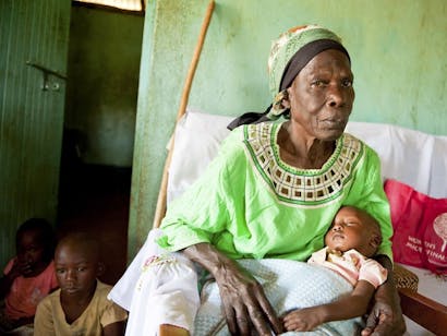 Jolly 69 jaar uit Sierra Leone met haar kleinkinderen voor wie ze zorgt