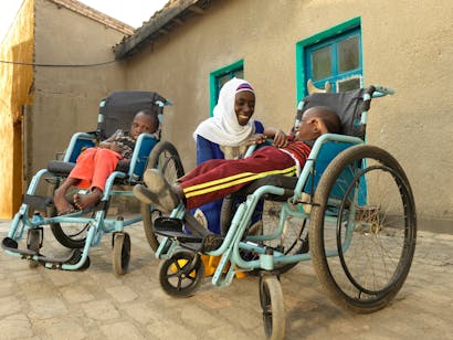 Salama met twee kinderen in rolstoel