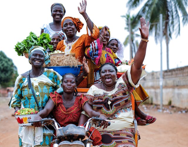6 ivoriaanse vrouwen op 1 motor