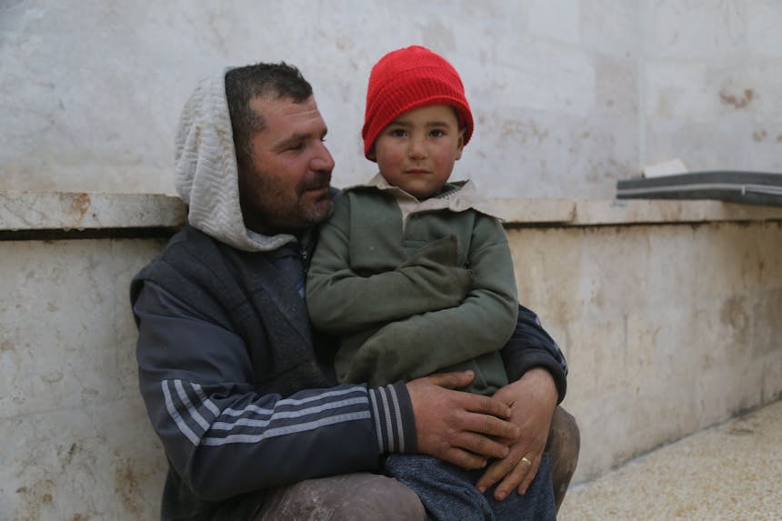 Syrische vluchteling met kind in de armen