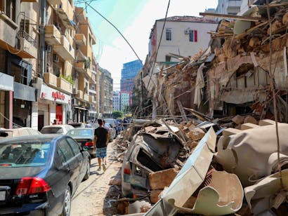 Beeld van vernielde huizen en gebouwen in Beiroet