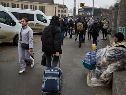 Oekraïners lopen over straat met koffers en spullen
