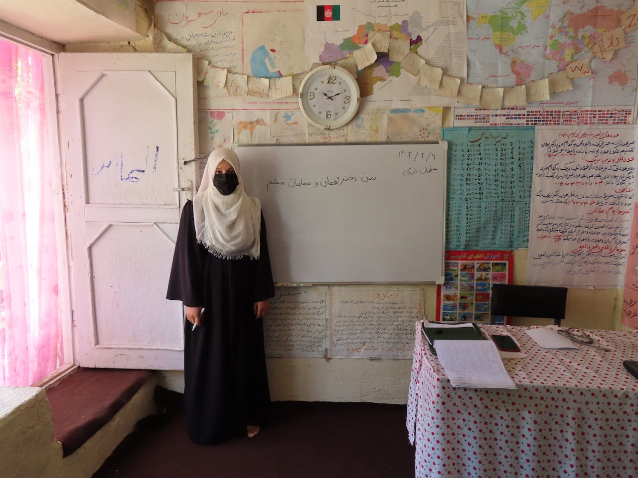Amina in een klaslokaal